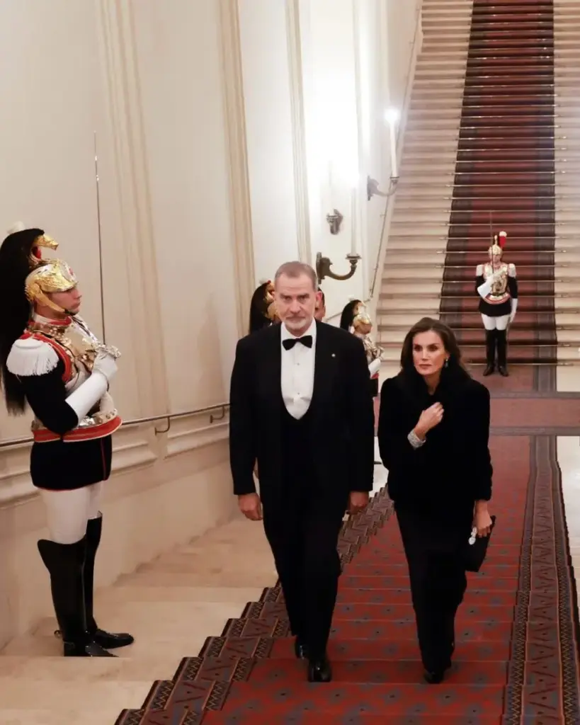 Y luego están las caras del rey Felipe VI y Letizia...