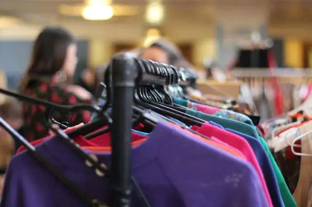 El jaleo con las tallas de ropa: la OCU detecta diferencias de hasta 13 centímetros entre prendas iguales