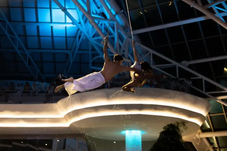 Caldea estrena ‘YCE’, un nuevo espectáculo de acrobacias, pole y un dúo aéreo de straps