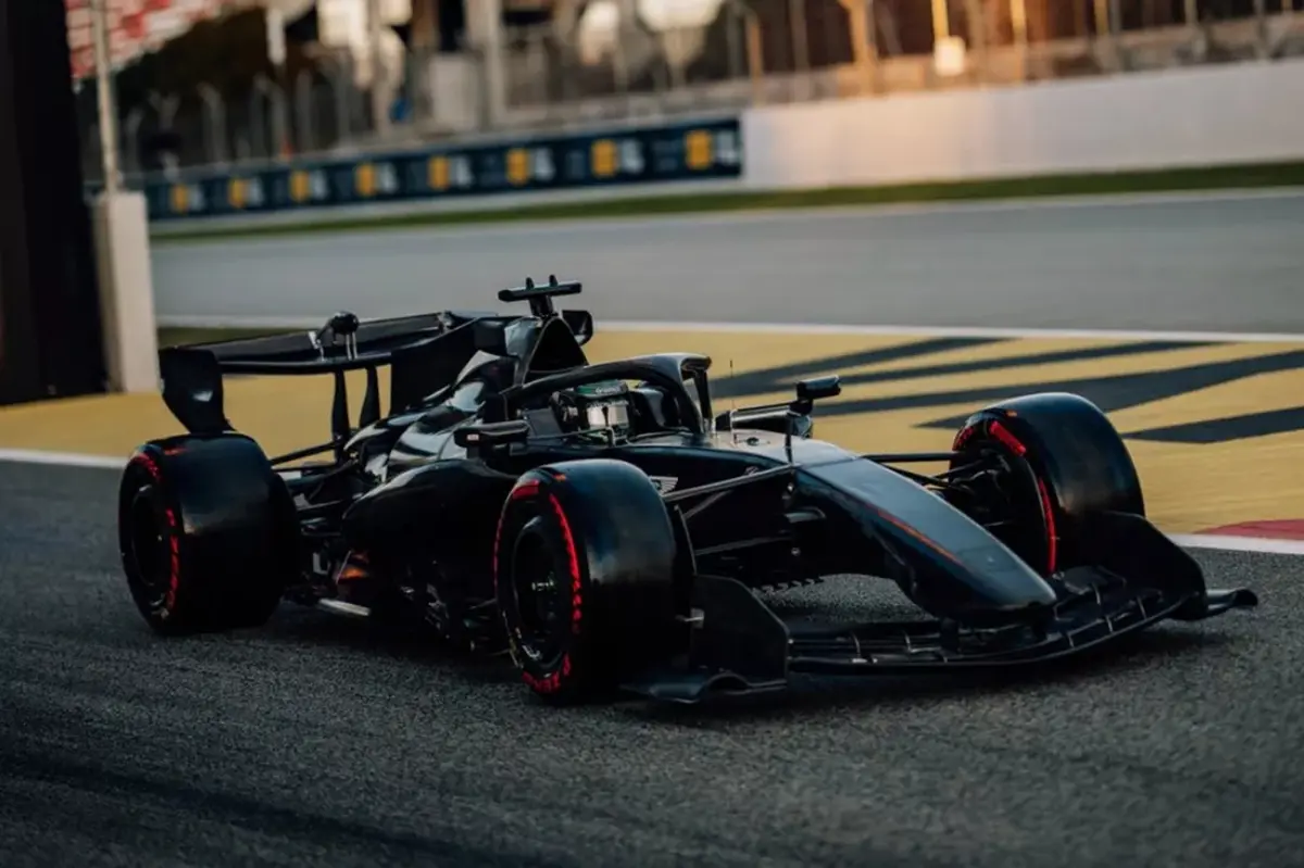 amr26 aston martin Fernando Alonso Newey Miedo en el paddock por el nuevo Aston Martin: la obra maestra de Newey que hoy estrena Fernando Alonso en Barcelona Fuente: Formula1.com