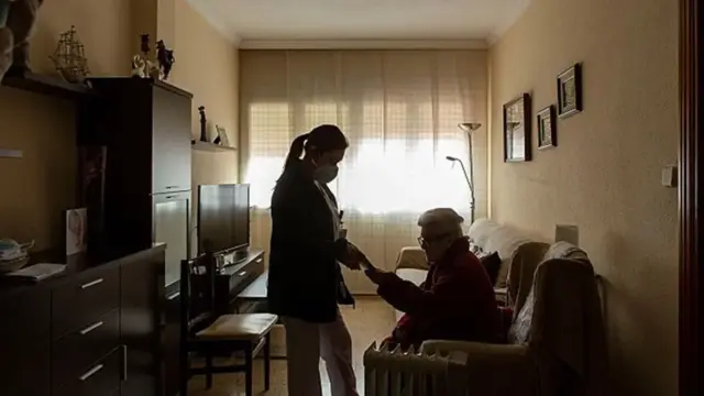 Los auxiliares de ayuda a domicilio denuncian abusos en sus funciones: "No somos sirvientas"