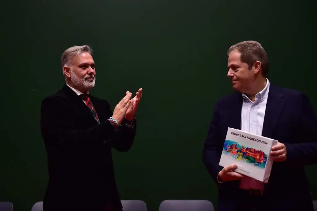 Alejandro Suárez recoge el Premio San Fulgencio 2026 de manos de Fernando Pizarro, Alcalde de Plasencia