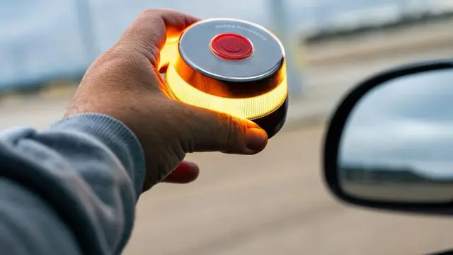 La baliza V16 nace con grietas: estos son los numerosos fallos del dispositivo que la DGT impone a los conductores