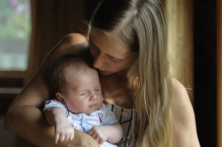 Cólicos bebé: lo que pediatras no te dicen que funciona en 5 minutos