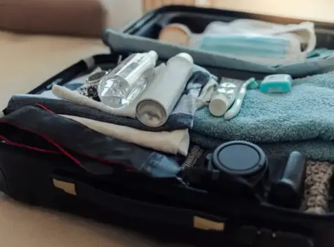 botes liquidos equipaje de mano Adiós a los 100 ml en el avión: cambian las normas del equipaje de mano en la UE para 2026 Fuente: iStock