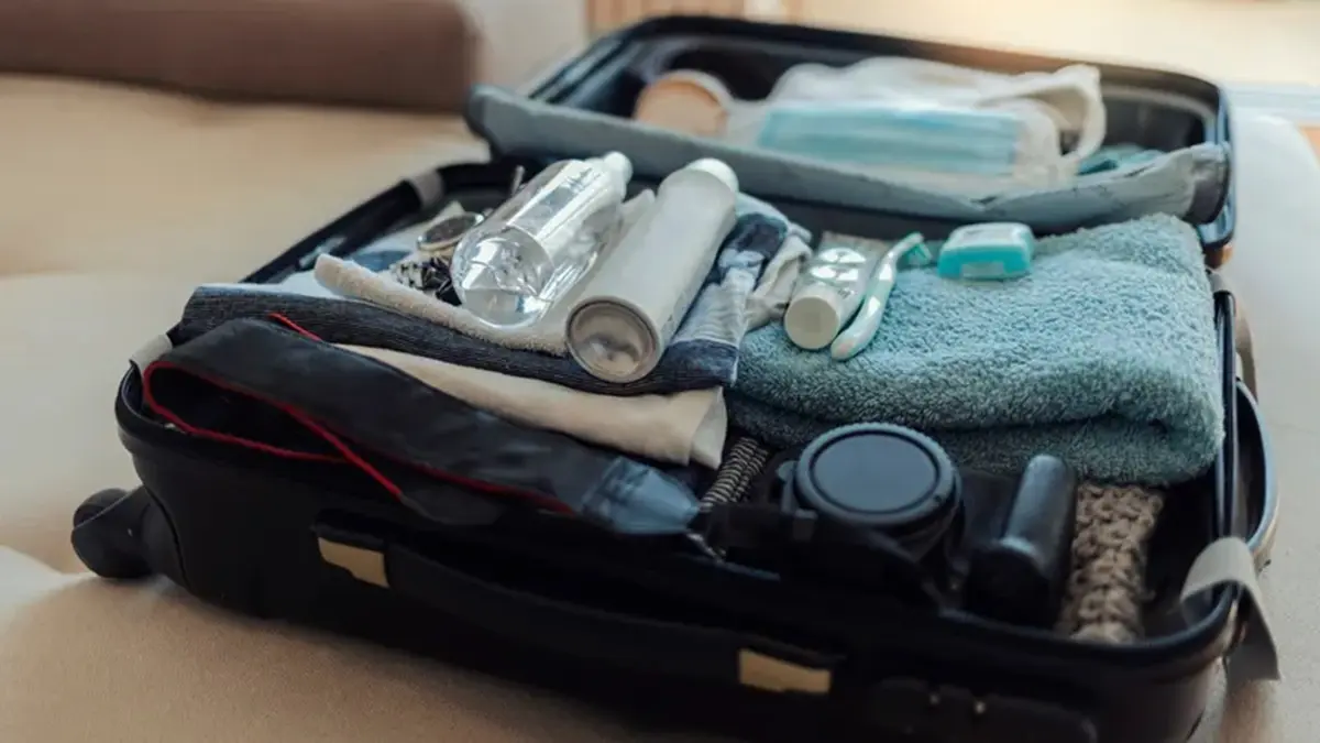 botes liquidos equipaje de mano Adiós a los 100 ml en el avión: cambian las normas del equipaje de mano en la UE para 2026 Fuente: iStock