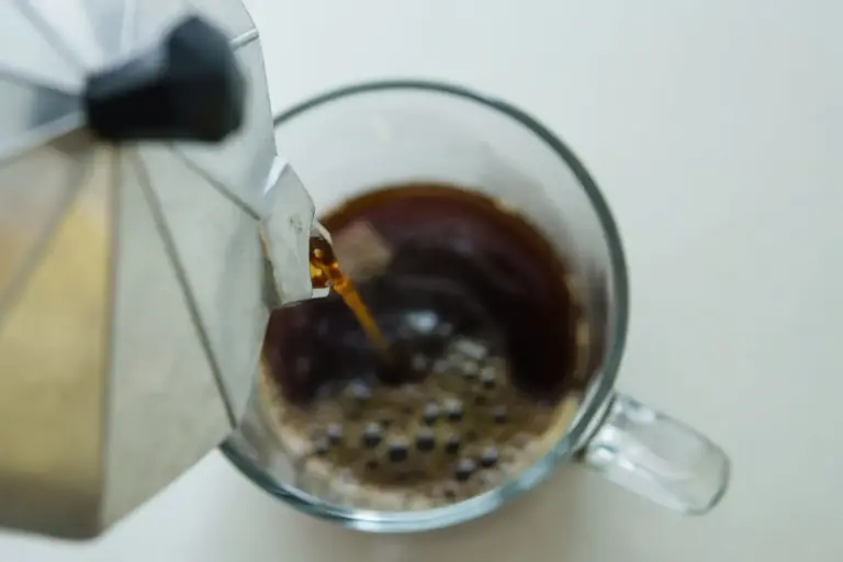 Ibuprofeno con café: la mezcla explosiva que los cardiólogos prohíben porque multiplica por 3 el riesgo de ictus