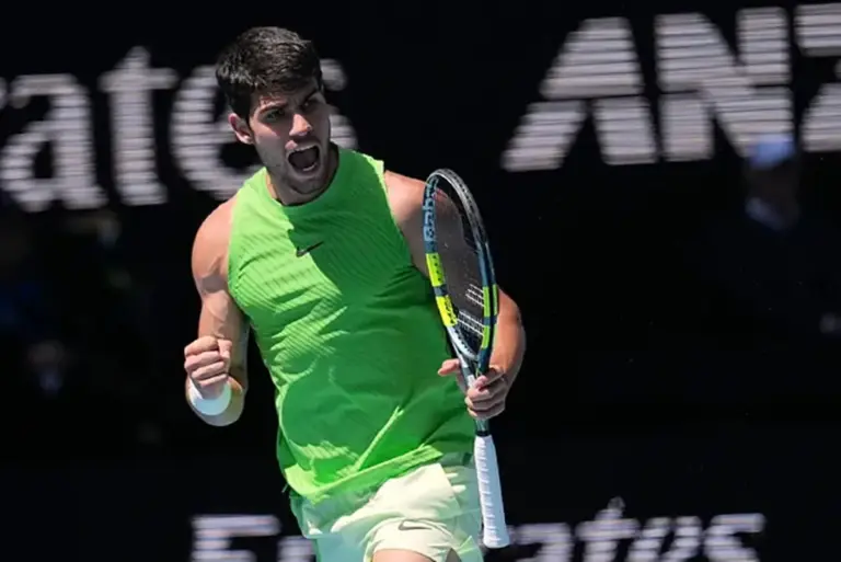 Calambres, cinco horas de agonía y un Zverev antológico: Carlos Alcaraz alcanza la final del Open de Australia