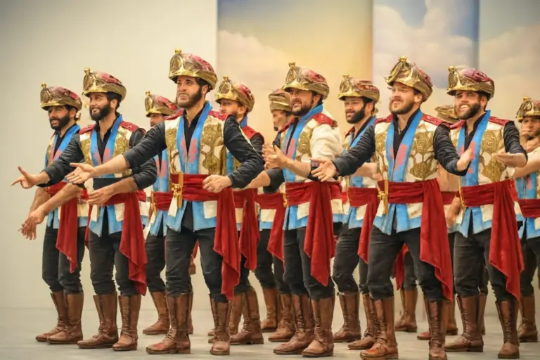 El Carnaval de Cádiz que empieza el 13 de febrero colapsará el puente: apartamentos a 35€/noche que desaparecen esta semana