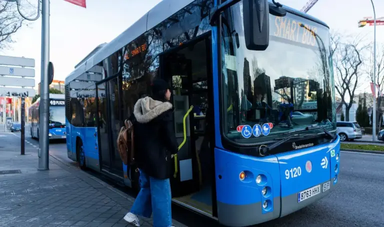 El día a día de un conductor de autobús: 15 horas fuera de casa para compensar un salario de 1.600 euros