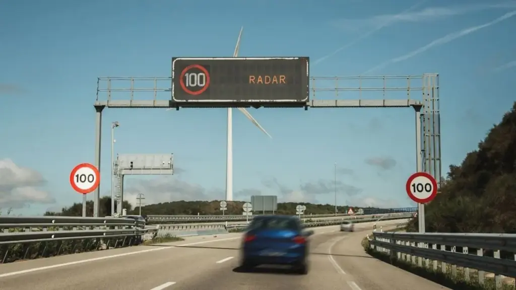 Más límites de velocidad rebajados a 100 kmh en autopistas y autovías en España por la DGT