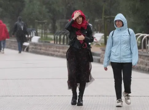 dos personas caminando bajo la lluvia Dos personas caminando bajo la lluvia