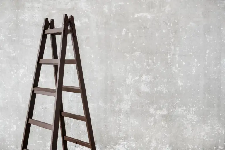 ¿Mito o realidad? La superstición de la escalera que aún nos persigue