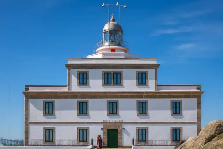 El pueblo de España donde puedes dormir en un faro frente al Atlántico por menos que en un hotel de ciudad