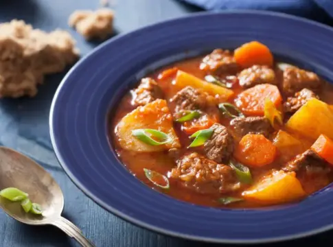 ¿Se te ha ido la mano con la sal en el guiso? No lo tires a la basura, así se arregla el desastre en 2 minutos ¿Se te ha ido la mano con la sal en el guiso? No lo tires a la basura, así se arregla el desastre en 2 minutos