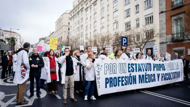 Huelga de médicos en octubre: cómo te afecta el paro indefinido por el Estatuto Marco que arranca el día 15