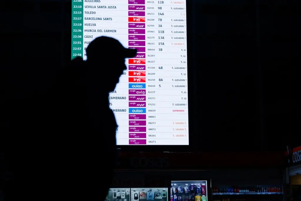 Pantalla informativa de trenes esta mañana del 19 de enero en la estación de Atocha de Madrid