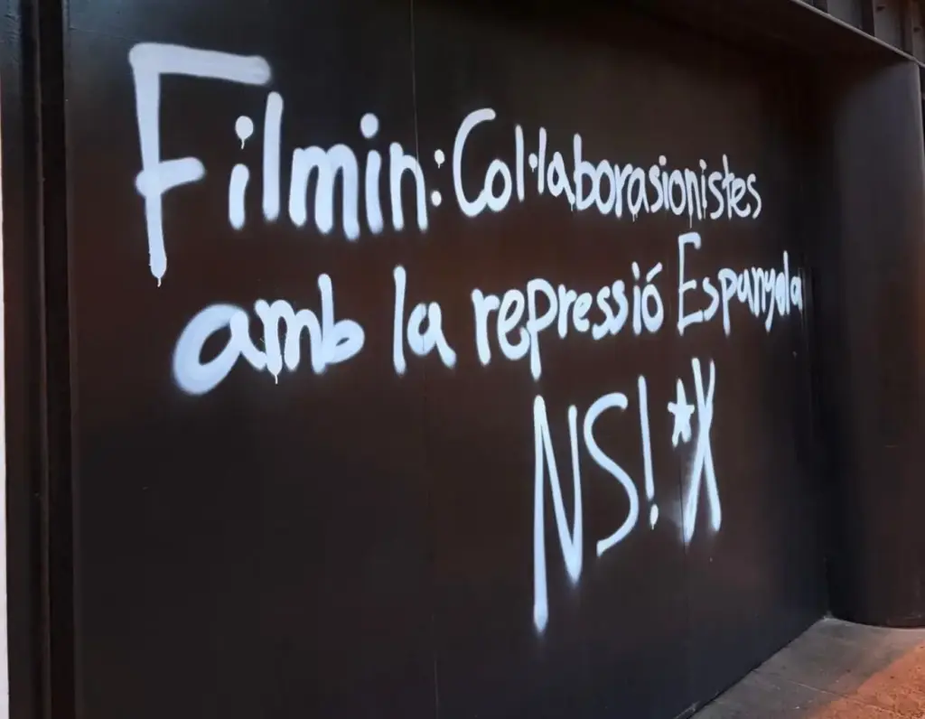 El boicot y la vandalización de Filmin hace que los independentistas catalanes tiren piedras contra su propio tejado 1 Pintada contra la sede de Filmin en Barcelona