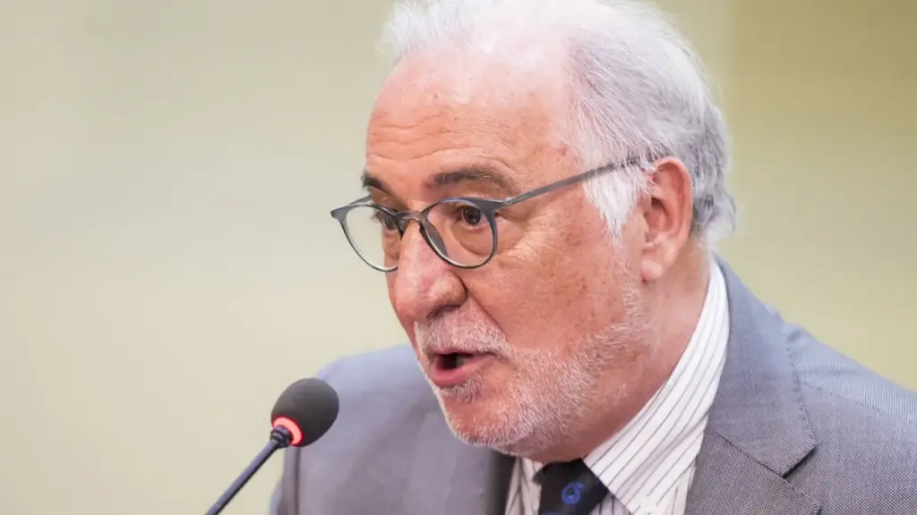 La DGT prohíbe la luz ámbar intermitente en los semáforos peatonales 2 El estancamiento de la DGT: dos décadas bajo el mando de Pere Navarro ante el repunte de la siniestralidad Fuente: Agencias