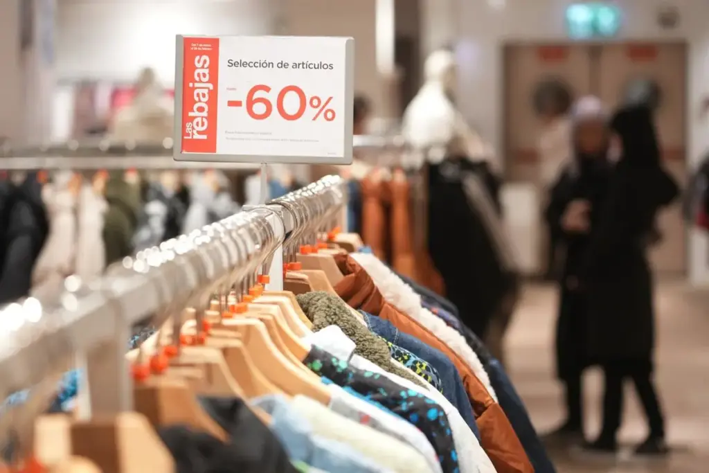 Rebajas de invierno en el interior de una tienda de ropa