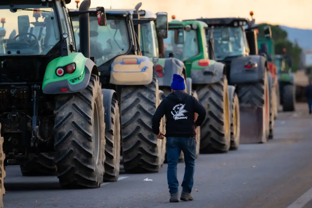 Ni agricultores ni animalistas: nadie quiere el acuerdo de la UE con Mercosur (salvo Bruselas) 3 Un agricultor francés protesta con su tractor, mostrando un cartel contra el acuerdo de libre Mercosur-Unión Europea, el pasado noviembre Fuente: Europa Press