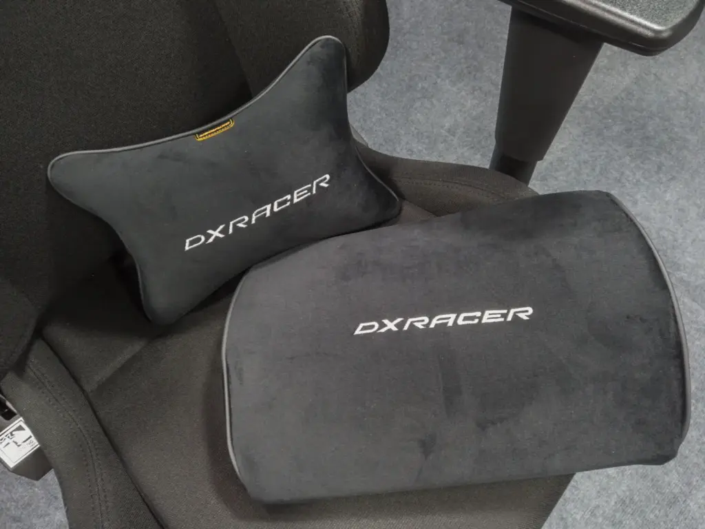 He encontrado una silla gaming que me sirve para el trabajo: la serie Drifting de DXRacer es un todoterreno muy cómodo 2 Reposacabezas y cojín de la silla gaming DXRacer Drifting