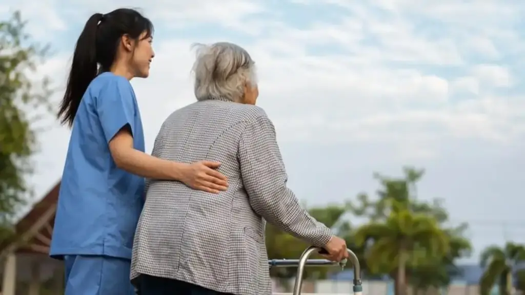 Los auxiliares de ayuda a domicilio denuncian abusos en sus funciones: "No somos sirvientas" Fuente: iStock
