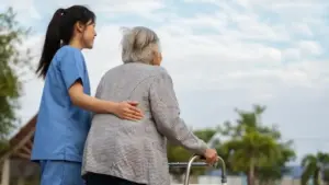 Los auxiliares de ayuda a domicilio denuncian abusos en sus funciones: "No somos sirvientas" Fuente: iStock
