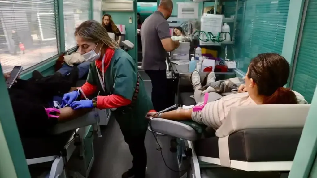 La respuesta ciudadana en Adamuz desborda los centros de transfusión tras el accidente ferroviario 1 La respuesta ciudadana en Adamuz desborda los centros de transfusión tras el accidente ferroviario Fuente: Europa Press