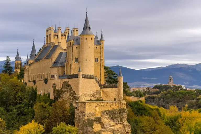 El Alcázar de Segovia cobra 6€ y tiene colas, este castillo a 1h30 de Madrid cuesta 3€ y es en marzo su mejor versión