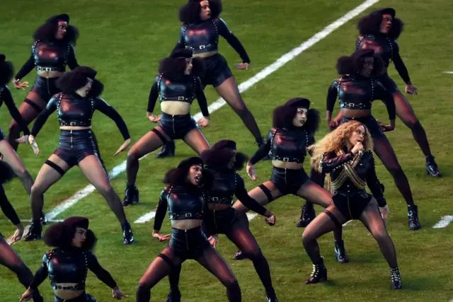 Censura y política en 13 minutos: los escándalos que marcaron el descanso de la Super Bowl