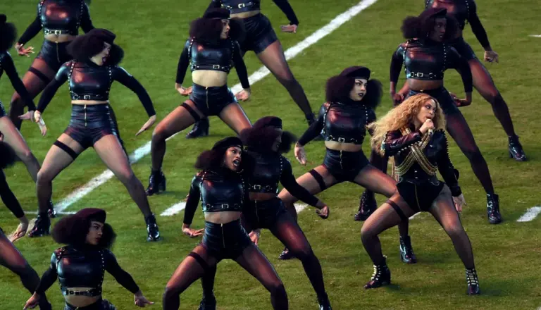 Censura y política en 13 minutos: los escándalos que marcaron el descanso de la Super Bowl