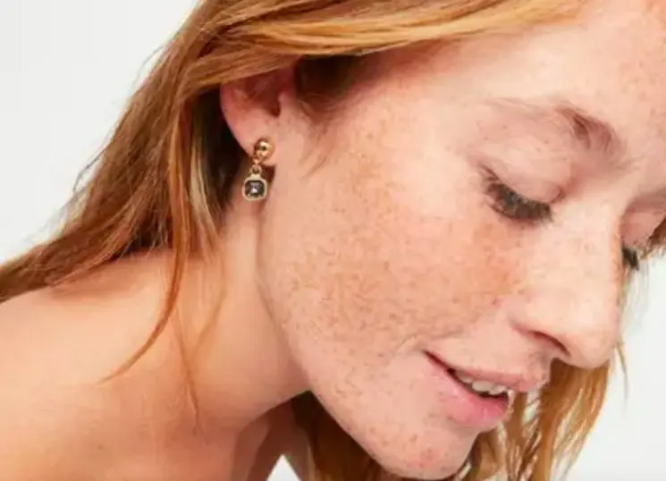 La sofisticación dorada de UNO de 50