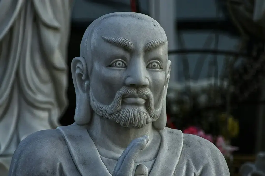 Confucio, filósofo chino, subraya la gran diferencia entre el hombre sabio y el hombre vulgar en su manera de vivir y pensar