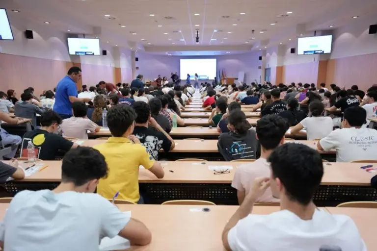 Cuánto cuesta estudiar en cada comunidad autónoma de España: las familias asumen hasta el 32 % del coste universitario