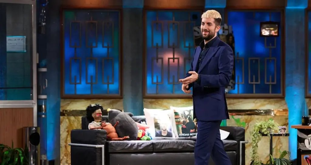 Las piruetas de RTVE para no hablar del desgaste de 'La Revuelta' en el mejor mes de La 1 en 14 años 1 David Broncano presentando La Revuelta en La 1