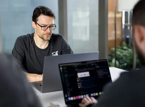 El CEO que prescindió del 80% de sus empleados por rechazar la inteligencia artificial defiende que fue una decisión necesaria El CEO que prescindió del 80% de sus empleados por rechazar la inteligencia artificial defiende que fue una decisión necesaria