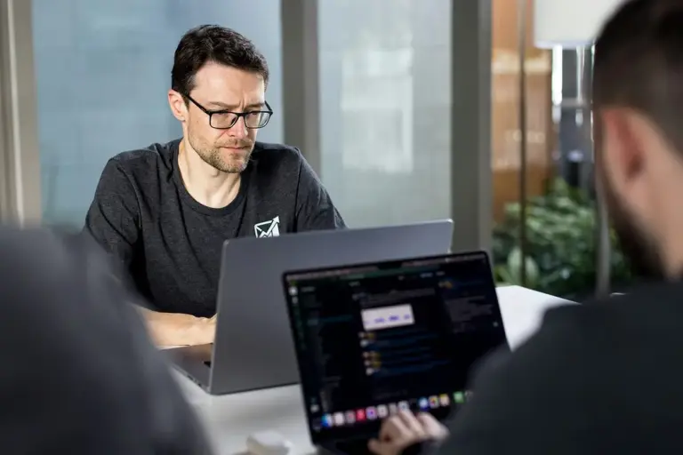 El CEO que prescindió del 80% de sus empleados por rechazar la inteligencia artificial defiende que fue una decisión necesaria