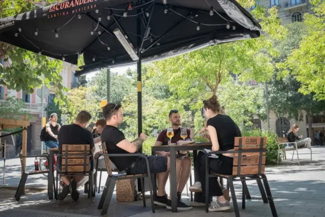 El INE destapa que el gasto de los españoles ahora se ha desplazado a los restaurantes y la vivienda