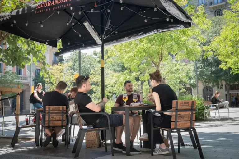 El INE destapa que el gasto de los españoles ahora se ha desplazado a los restaurantes y la vivienda