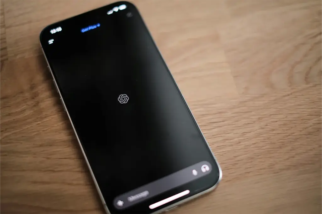 El botón dedicado de ChatGPT en móviles acerca aún más la inteligencia artificial al usuario de a pie