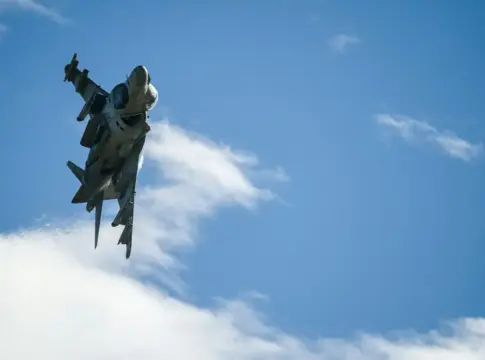 El dron Kizilelma puede volar en formación sin piloto gracias a su avanzado sistema de IA El dron Kizilelma puede volar en formación sin piloto gracias a su avanzado sistema de IA
