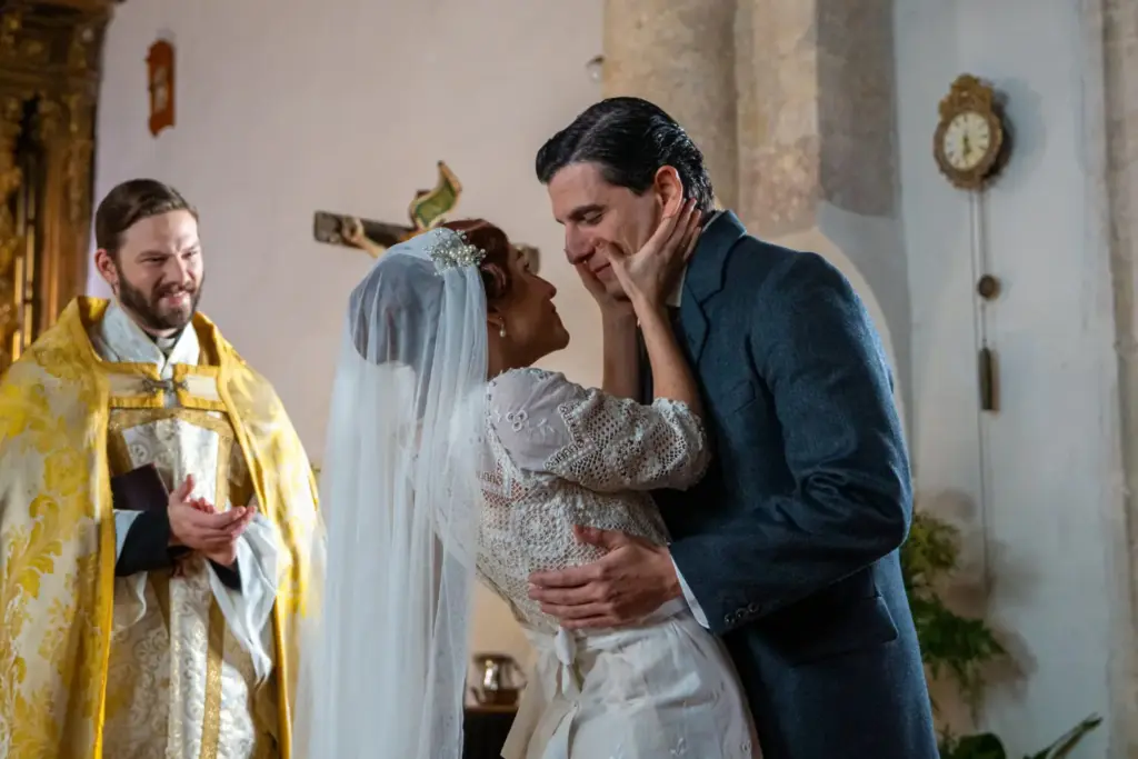 El romántico sí quiero de Toño y Enora en medio de la tormenta
