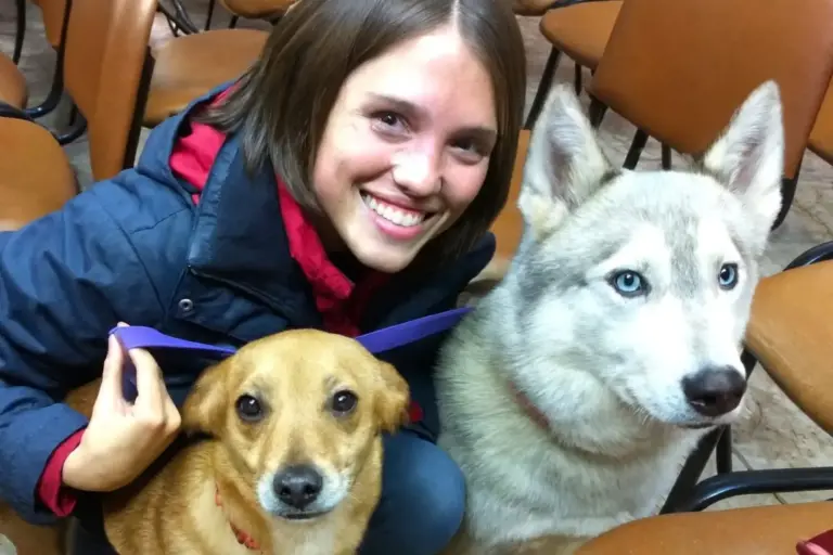 Si tenías un perro problemático, quizás te lo arregló Elsa de 'Al salir de clase': la actriz y cantante de Tess que ahora adiestra perros fuera del foco mediático