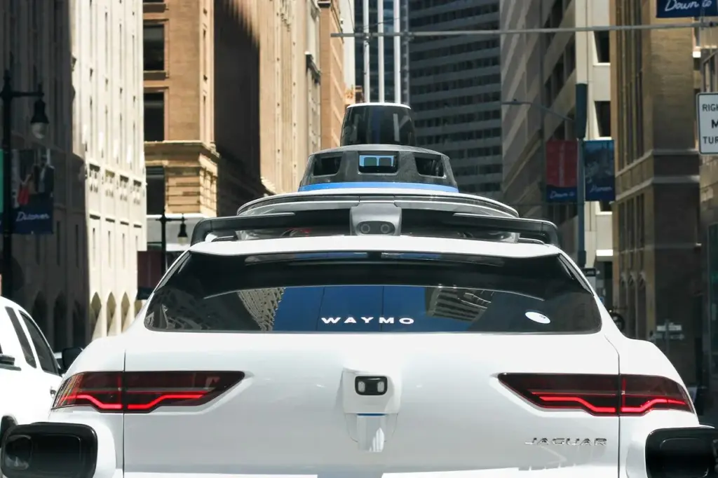 Entre todos los coches capaces de conducir sin manos, solo un modelo está disponible para los conductores en España