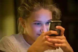 Expertos analizan si la interacción con chatbots ayuda realmente a la salud mental de los jóvenes o aumenta la sensación de soledad