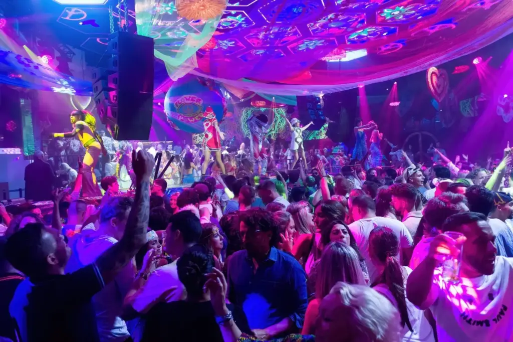 Fiesta en una discoteca de Ibiza