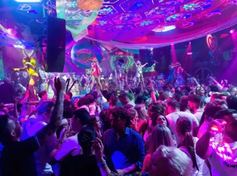 Fiesta en una discoteca de Ibiza Fiesta en una discoteca de Ibiza