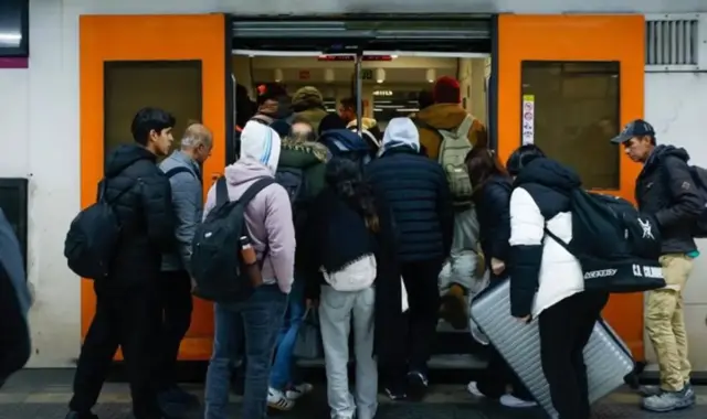 Hacinamiento y desesperación en Sants: los servicios mínimos incumplidos colapsaron Rodalies