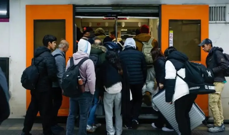 Hacinamiento y desesperación en Sants: los servicios mínimos incumplidos colapsaron Rodalies